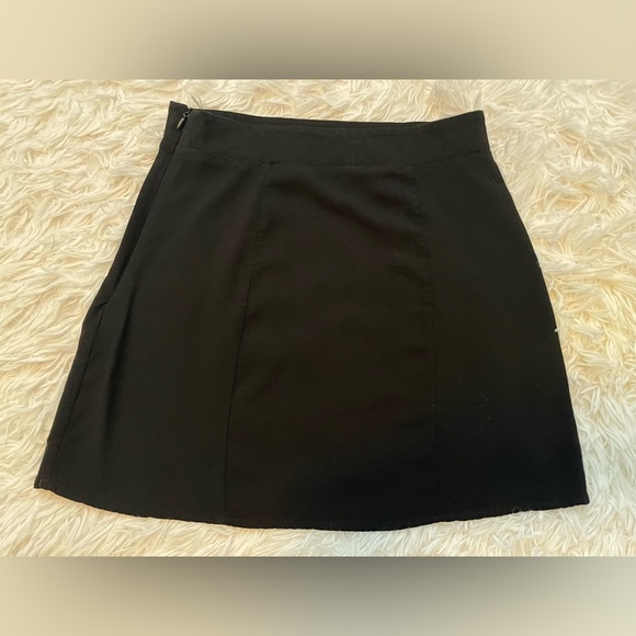 Hurley Solid Black Lightweight Mini Skirt. Size XS - Picture 4 of 4